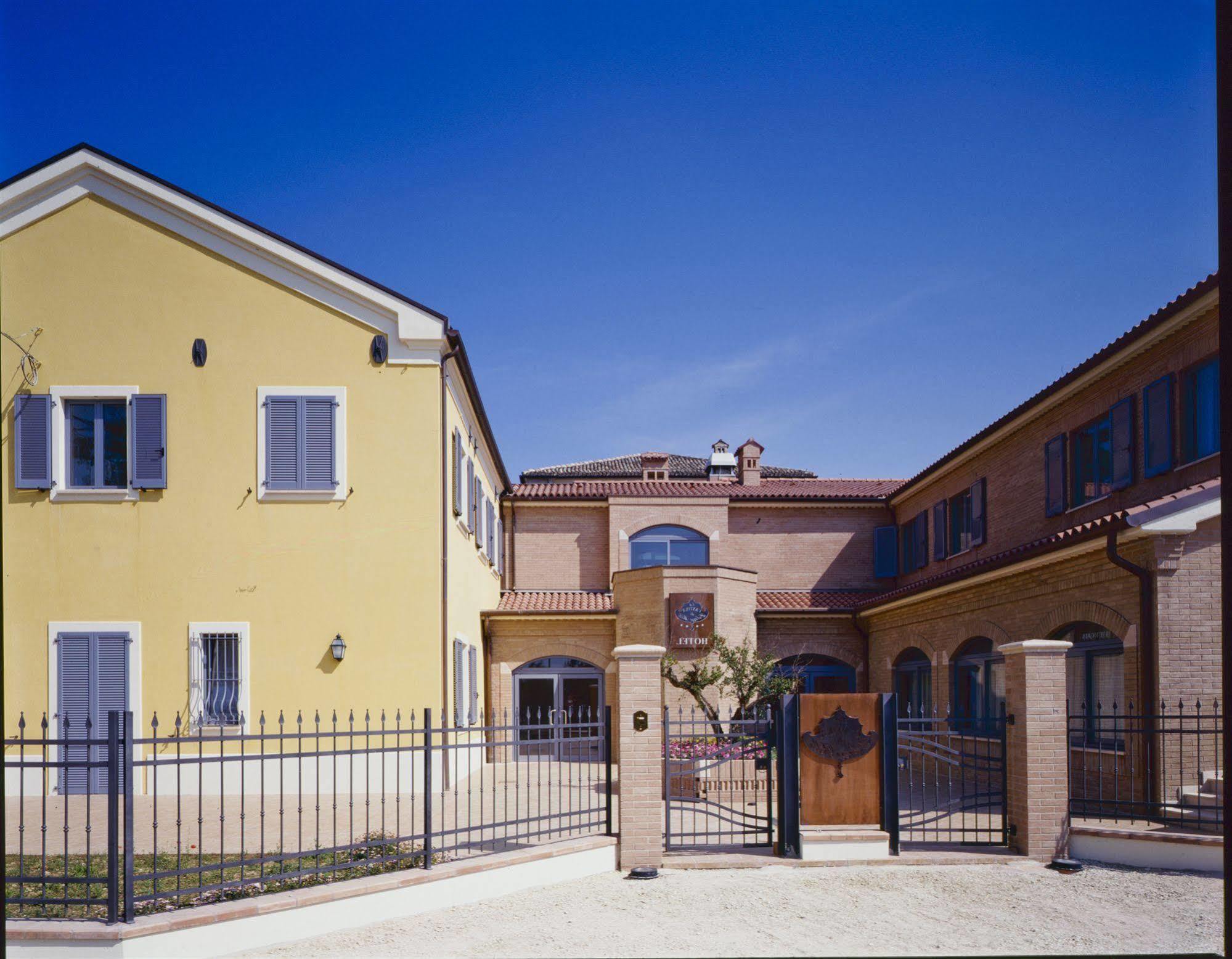 Hotel Palazzo Bello - Nuova Gestione เรกานาติ ภายนอก รูปภาพ