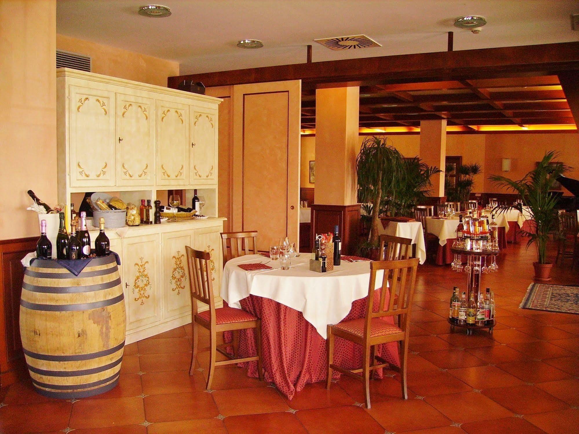 Hotel Palazzo Bello - Nuova Gestione เรกานาติ ภายนอก รูปภาพ
